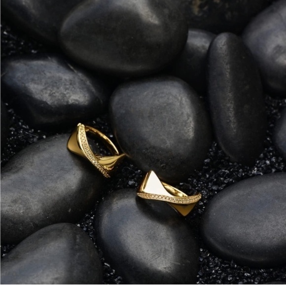 GOLD 14k Gold Plated Geometric Hoop Earrings - Picture 4 of 4